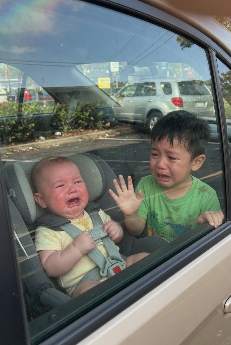 Luca, huit ans, court vers l’école en retard. Son cœur s’arrête net devant une voiture. Un bébé y est enfermé, le visage rouge de chaleur. Que va-t-il faire ?