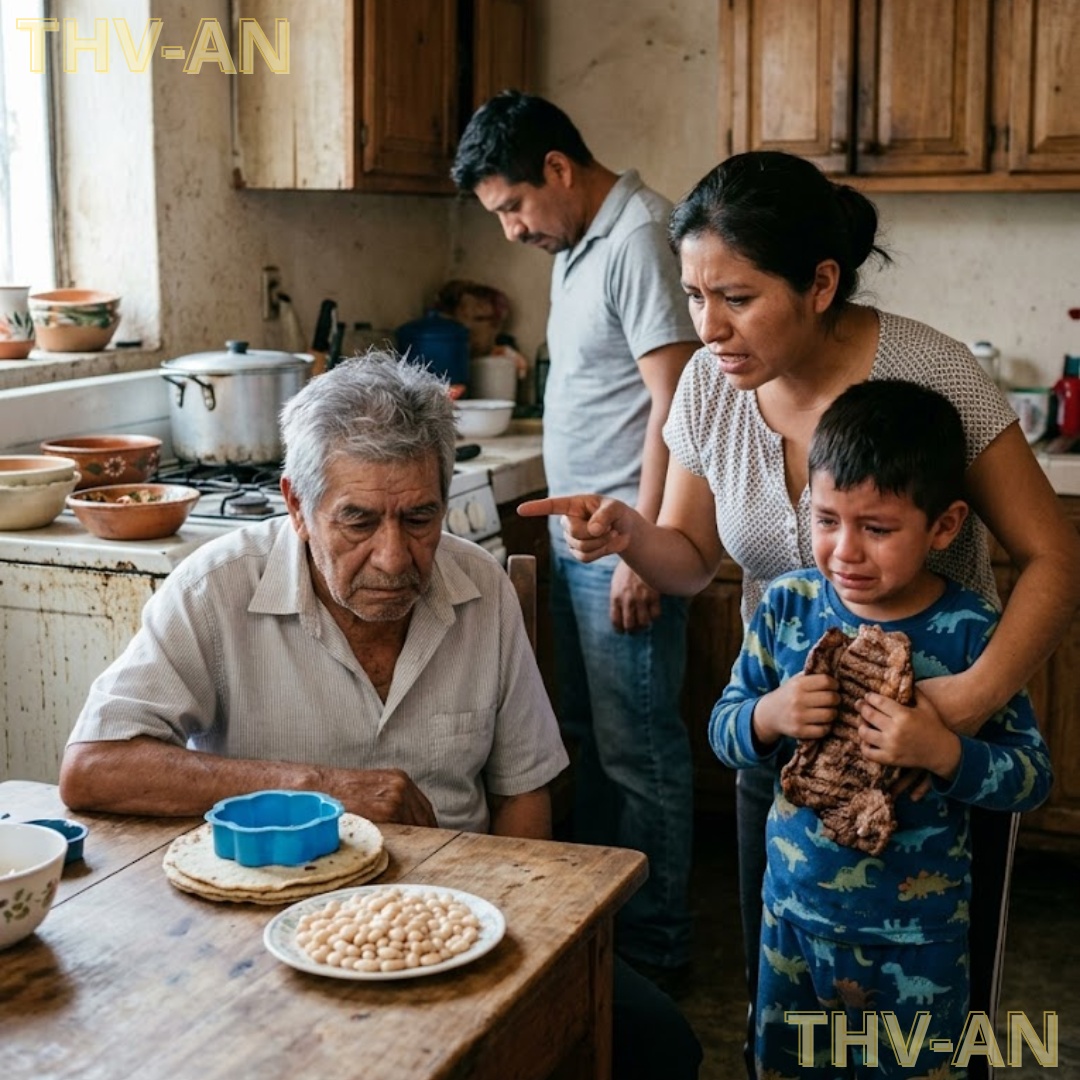 Mi nuera me dio tortillas duras mientras todos comían carne asada y dijo: “Lo fresco es para la familia”; mi hijo guardó silencio, pero ninguno imaginaba el secreto millonario enterrado bajo el árbol del patio.